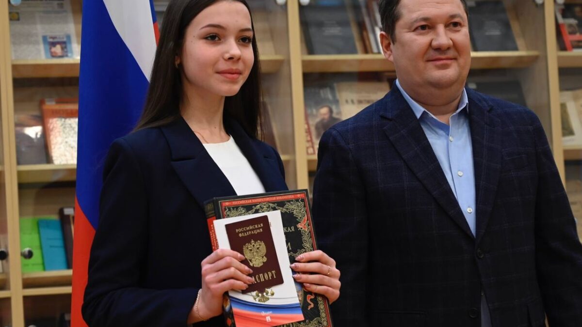 Максим Егоров вручил паспорта одаренным школьникам Тамбовской области Павла Васильева