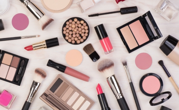 Секрет молодости: как накрасить губы и стереть 10 лет с лица — измените технику макияжа