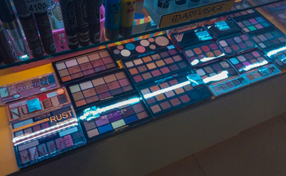 Нависшее веко — не приговор: как с помощью трех оттенков теней сделать взгляд открытым за 10 минут