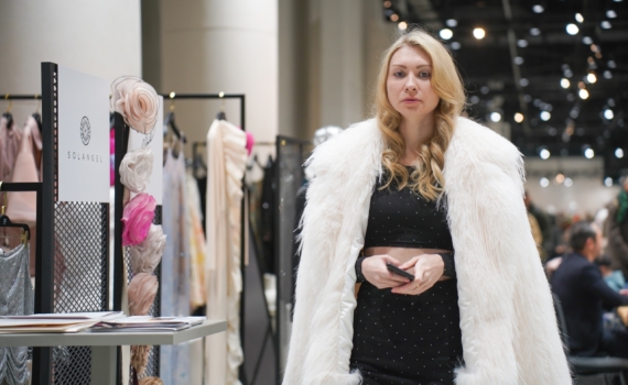 Мех барашка в 2026 году: с чем носить, чтобы выглядеть дорого, а не как из девяностых