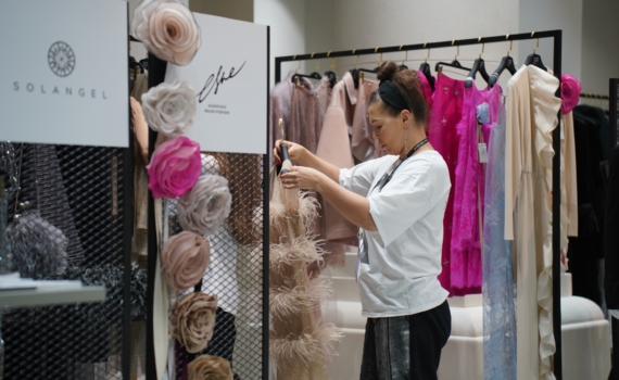 Возвращение батника из 1950-х: как носить топ с вырезом лодочка — тренд весны-лета 2026 Возвращение батника из 1950-х: как носить топ с вырезом лодочка — тренд весны-лета 2026