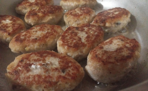 Резать, тереть или молоть? Вкус котлет зависит от лука — повара раскрыли главный секрет Резать, тереть или молоть? Вкус котлет зависит от лука — повара раскрыли главный секрет